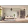 Front-Milieuansicht der vor der Wand laufenden GARANT Schiebetür Authentic Akazie GCK08 mit Lichtausschnitt LA-2 Sprosse SP10