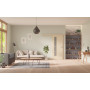 Front-Milieuansicht der vor der Wand laufenden GARANT Schiebetür Authentic Sand CePaL mit Lichtausschnitt LA-4 bandseitig Sprosse SP10