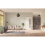 Front-Milieuansicht der vor der Wand laufenden GARANT Schiebetür 0105-60 Pearl White CePaL mit Lichtausschnitt LA-4 schlossseitig