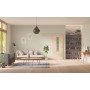 Front-Milieuansicht der vor der Wand laufenden GARANT Schiebetür Authentic Sand CePaL mit Lichtausschnitt LA-5 schlossseitig Sprosse SP10