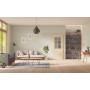 Front-Milieuansicht der vor der Wand laufenden GARANT Schiebetür Authentic Sand CePaL mit Lichtausschnitt LA-6 Sprosse SP4