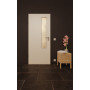 Front-Milieuansicht von GARANT Feuchtraumtür 0105-60 Pearl White Resopal mit Lichtausschnitt LA-5 schlossseitig