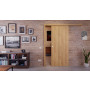 Front-Milieuansicht der vor der Wand laufenden CLASSEN Schiebetür 4.1 Hickory Eiche CPL