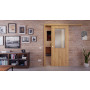 Front-Milieuansicht der vor der Wand laufenden CLASSEN Schiebetür 4.2 Hickory Eiche CPL mit Lichtausschnitt