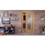 Front-Milieuansicht der vor der Wand laufenden CLASSEN Schiebetür 4.3 Hickory Eiche CPL mit Lichtausschnitt