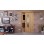 Front-Milieuansicht der vor der Wand laufenden CLASSEN Schiebetür 4.4 Hickory Eiche CPL mit Lichtausschnitt
