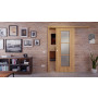 Front-Milieuansicht der vor der Wand laufenden CLASSEN Schiebetür 4.5 Hickory Eiche CPL mit Lichtausschnitt