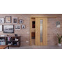 Front-Milieuansicht der vor der Wand laufenden CLASSEN Schiebetür 4.6 Hickory Eiche CPL mit Lichtausschnitt