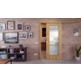 Front-Milieuansicht der vor der Wand laufenden CLASSEN Schiebetür 4.7 Hickory Eiche CPL mit Lichtausschnitt