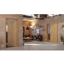 Main-Milieuansicht der vor der Wand laufenden CLASSEN Schiebetür 4.1 Hickory Eiche CPL