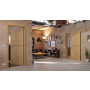 Main-Milieuansicht der vor der Wand laufenden CLASSEN Schiebetür 6.8 Hickory Eiche CPL