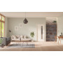 Front-Milieuansicht der in der Wand laufenden GARANT Schiebetür 0105-60 Pearl White CePaL mit Lichtausschnitt LA-4 schlossseitig