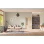 Front-Milieuansicht der in der Wand laufenden GARANT Schiebetür Authentic Sand CePaL mit Lichtausschnitt LA-5 bandseitig Sprosse SP10