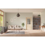 Front-Milieuansicht der in der Wand laufenden GARANT Schiebetür Authentic Sand CePaL mit Lichtausschnitt LA-6 Sprosse SP4