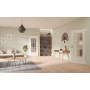 Main-Milieuansicht der vor der Wand laufenden GARANT Schiebetür 0105-60 Pearl White CePaL mit Lichtausschnitt LA-DIN Sprosse SP2