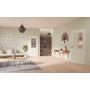 Main-Milieuansicht der vor der Wand laufenden GARANT Schiebetür 0105-60 Pearl White CePaL mit Lichtausschnitt LA-6 Sprosse SP1