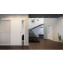 Linea 04 Weißlack Premium Schiebetür vor der Wand laufend im Wohnbereich