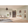 Main-Milieuansicht der in der Wand laufenden GARANT Schiebetür 0105-60 Pearl White CePaL mit Lichtausschnitt LA-3 Sprosse SP4