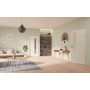 Main-Milieuansicht der in der Wand laufenden GARANT Schiebetür 0105-60 Pearl White CePaL mit Lichtausschnitt LA-4 schlossseitig