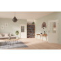 Main-Milieuansicht der in der Wand laufenden GARANT Schiebetür 0105-60 Pearl White CePaL mit Lichtausschnitt LA-6 Sprosse SP0
