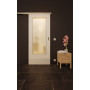 Front-Milieuansicht der vor der Wand laufenden GARANT Feuchtraum-Schiebetür 0105-60 Pearl White Resopal mit Lichtausschnitt LA-DIN