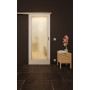 Front-Milieuansicht der vor der Wand laufenden GARANT Feuchtraum-Schiebetür D354-60 Designer White Resopal mit Lichtausschnitt LA-3