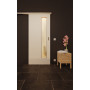 Front-Milieuansicht der vor der Wand laufenden GARANT Feuchtraum-Schiebetür 0105-60 Pearl White Resopal mit Lichtausschnitt LA-4 schlossseitig