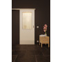 Front-Milieuansicht der vor der Wand laufenden GARANT Feuchtraum-Schiebetür 0105-60 Pearl White Resopal mit Lichtausschnitt LA-6