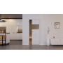 Front-Milieuansicht der in der Wand laufenden HÖRMANN Schiebetür Pure 2 Eiche Weiß Duradecor DesignLine mit Lichtausschnitt quer mit bündiger Lisene Steel 79-7