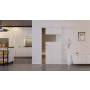 Front-Milieuansicht der vor der Wand laufenden HÖRMANN Schiebetür Pure 2 Eiche Weiß Duradecor DesignLine mit Lichtausschnitt quer mit bündiger Lisene Steel 79-7