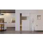 Front-Milieuansicht der vor der Wand laufenden HÖRMANN Schiebetür Pure 2 Eiche Weiß Duradecor DesignLine mit Lichtausschnitt quer mit bündiger Lisene Steel 80-7
