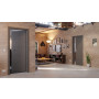 Main-Milieuansicht der in der Wand laufenden HÖRMANN Schiebetür Groove 14 Staubgrau RAL 7037 Lack DesignLine
