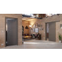 Main-Milieuansicht der vor der Wand laufenden HÖRMANN Schiebetür Groove 89 Staubgrau RAL 7037 Lack DesignLine