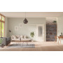 Front-Milieuansicht der vor der Wand laufenden GARANT Schiebetür Milano Weißlack mit Lichtausschnitt ML2/1 Sprosse SP5