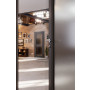 CloseUp-Milieuansicht von HÖRMANN Innentür Groove 16 Staubgrau RAL 7037 Lack DesignLine mit Lichtausschnitt LA 27