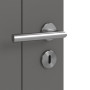 Detailansicht der Oberfläche von HÖRMANN Innentür Groove 16 Staubgrau RAL 7037 Lack DesignLine mit Lichtausschnitt LA 4 mittig