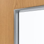 Detailansicht des Lichtausschnitts von GARANT Feuchtraumtür Eiche Premium GCK08 mit Lichtausschnitt LA-3