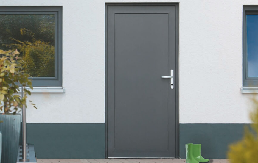 schlichte graue Nebeneingangstür