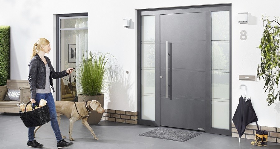 Milieubild ThermoSafe Haustür mit Glasausschnitt von Hörmann