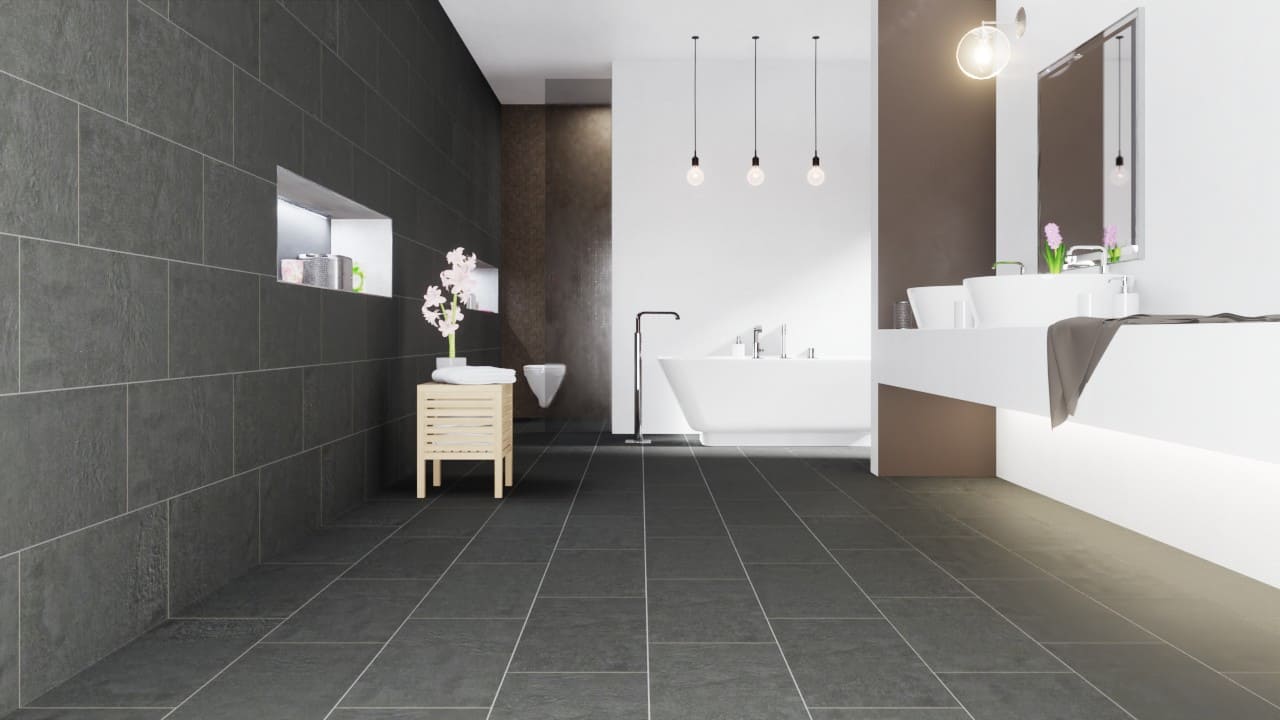 Milieubild Badezimmer mit dekorgleichen dunklen Wandfliesen und Bodenfliesen